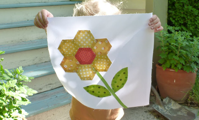 Hexagon Flower Quilt 🌸✨ Bloom into Beauty with Geometric Florals! Hexagon Flower Quilt 🌸✨ Bloom into Beauty with Geometric Florals!
