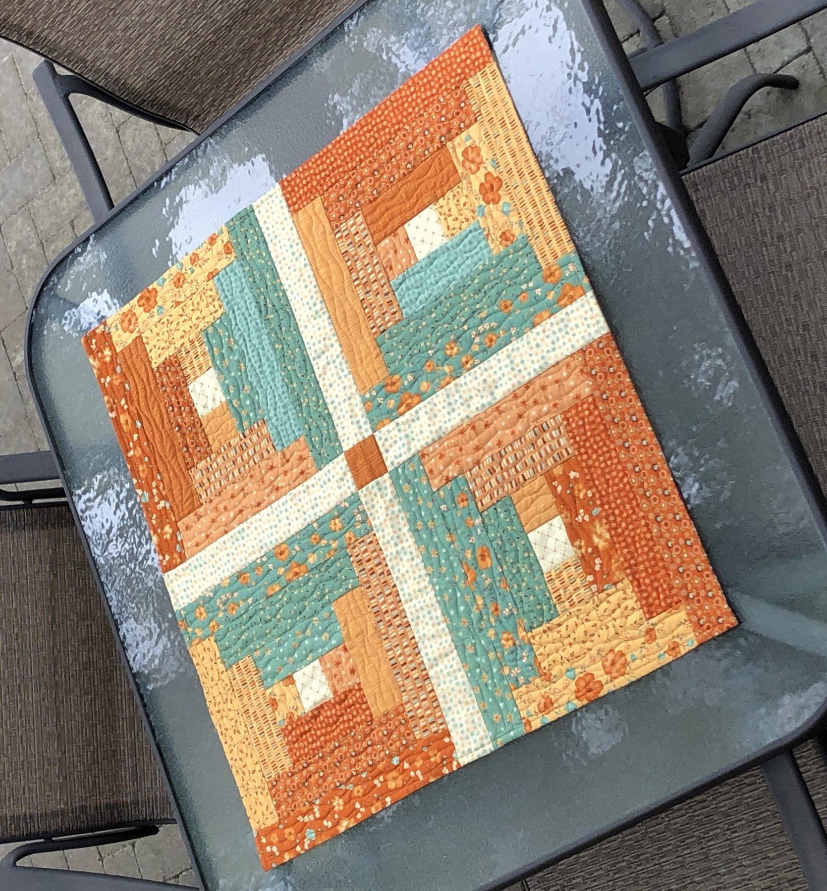 Seasons Turn Table Topper: Free Log Cabin Quilt Pattern 1 Seasons Turn Table Topper: Free Log Cabin Quilt Pattern